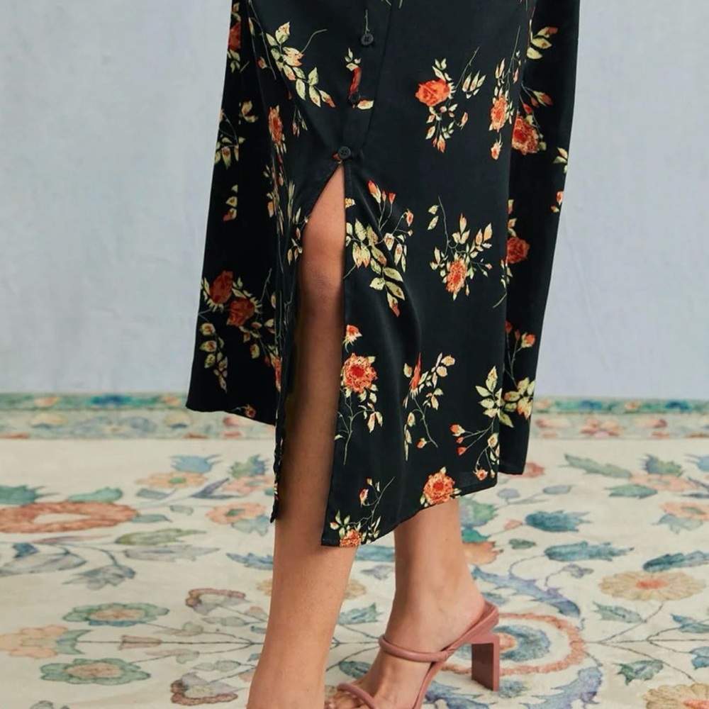 Rihoas, NWT, The Black V Neck Floral Short Sleeve Maxi Dress . - Picture 8 of 9